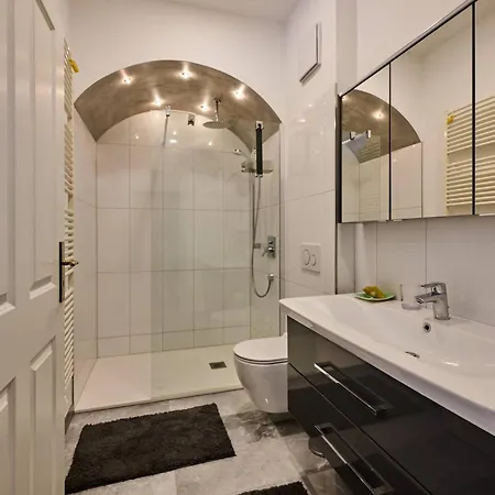 Donata - Luxurioeses & Grosszuegiges Im Herzen Von Kaltern, Mit Innenhof, Kostenlosem Parkplatz Direkt Am Haus Apartment Caldaro